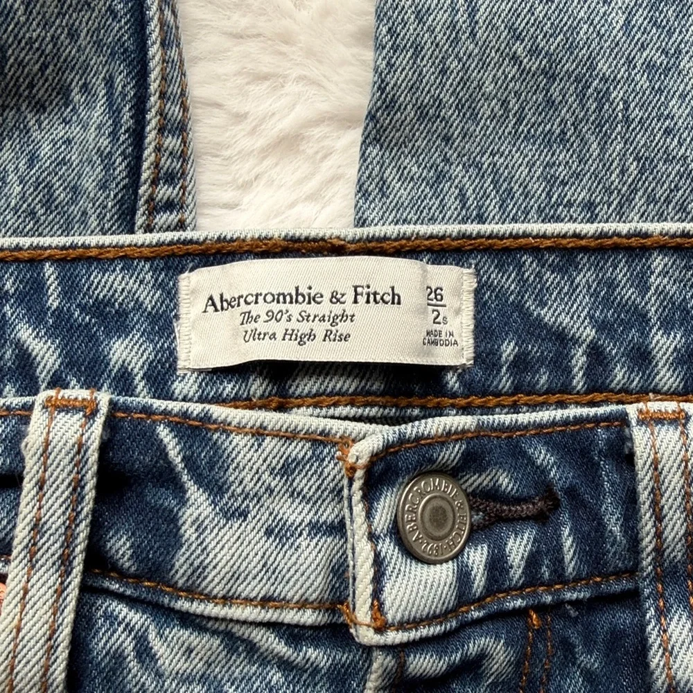 Abercrombie & Fitch The 90s Straight Ultra High Rise size 2 Short - Picture 3 of 6